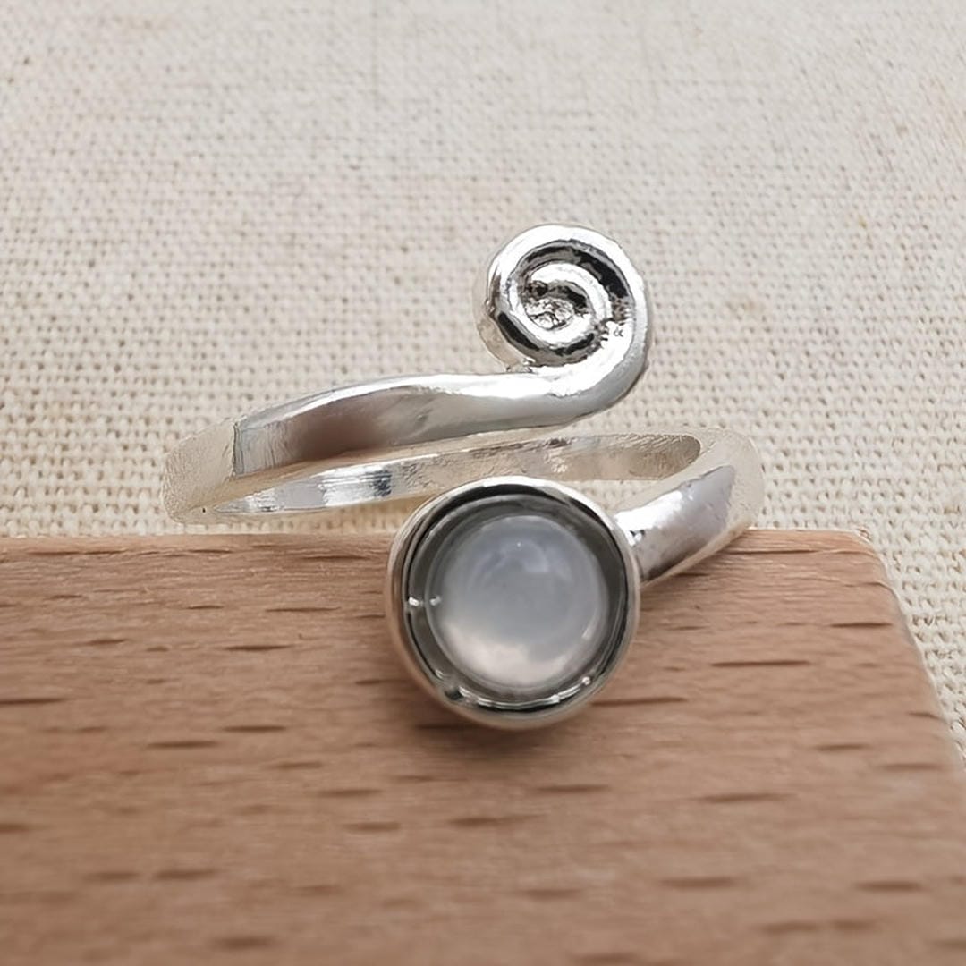 Anillo ajustable de espiral de plata con piedra lunar