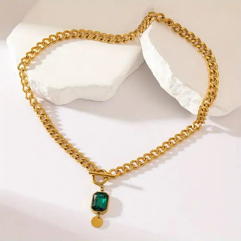Collar con Colgante de Esmeralda y Cadena Gruesa Dorada