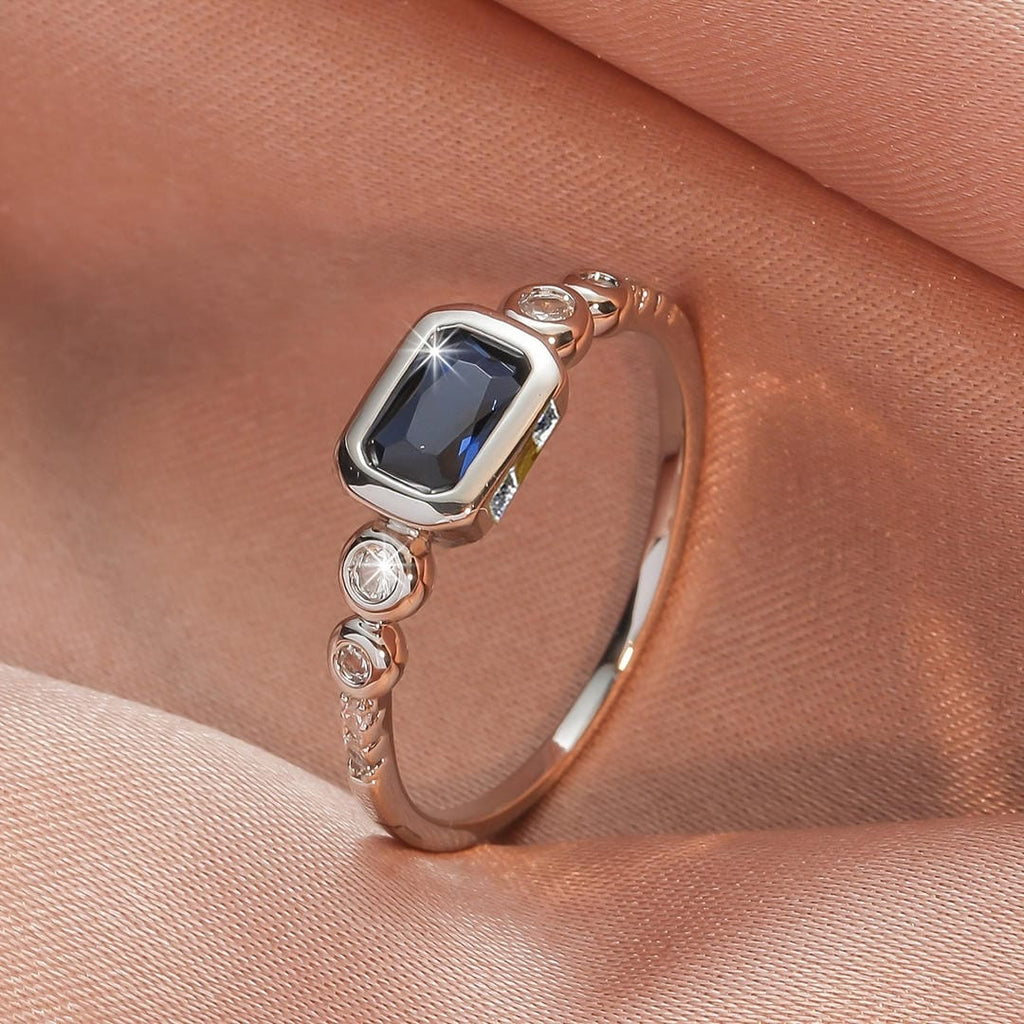 Anillo Windsor de oro blanco con zafiro