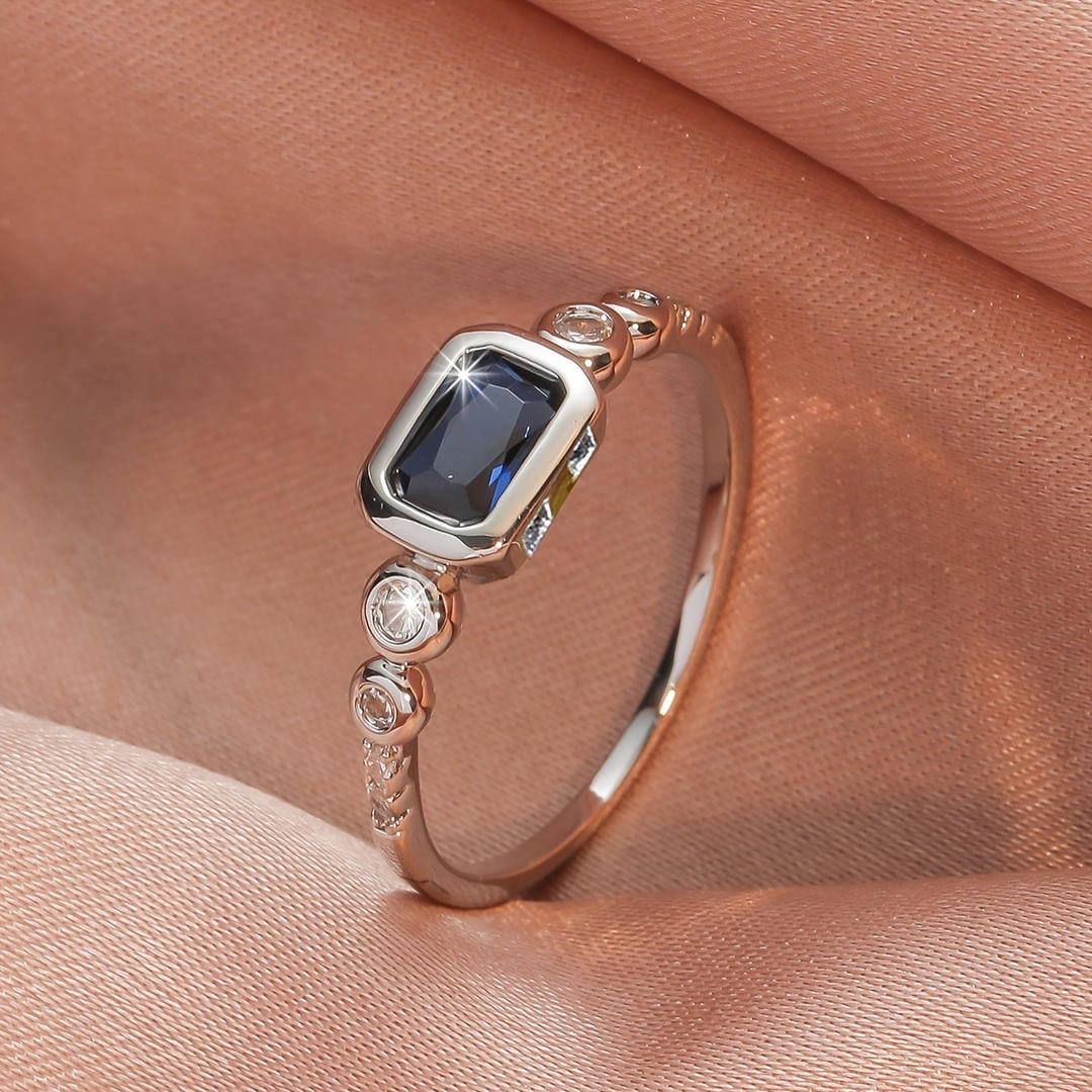 Anillo Windsor de oro blanco con zafiro