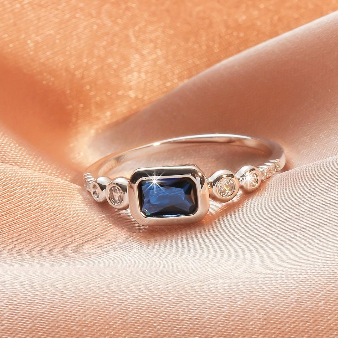 Anillo Windsor de oro blanco con zafiro