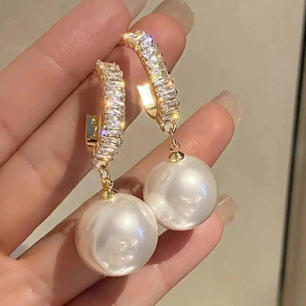 Aretes elegantes de perlas y circonitas