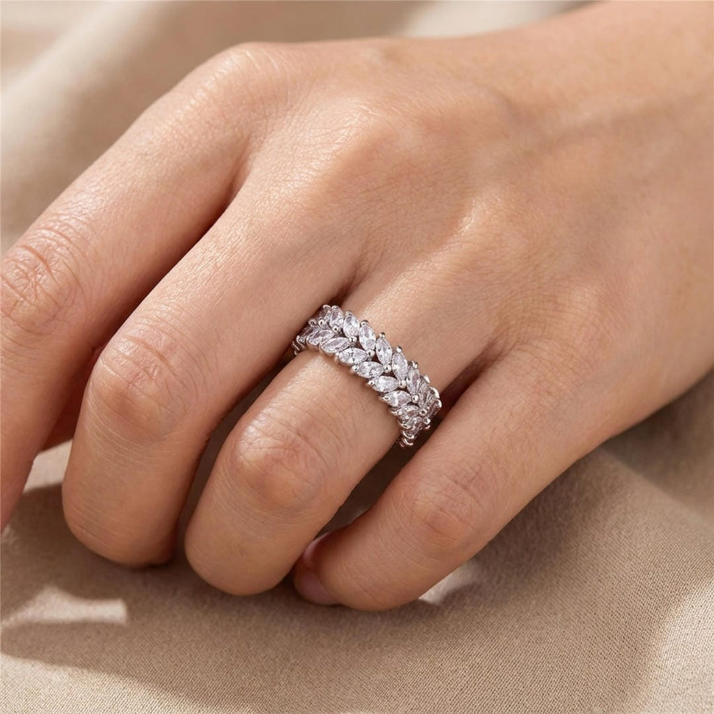 Anillo de lujo de cristal con hoja blanca