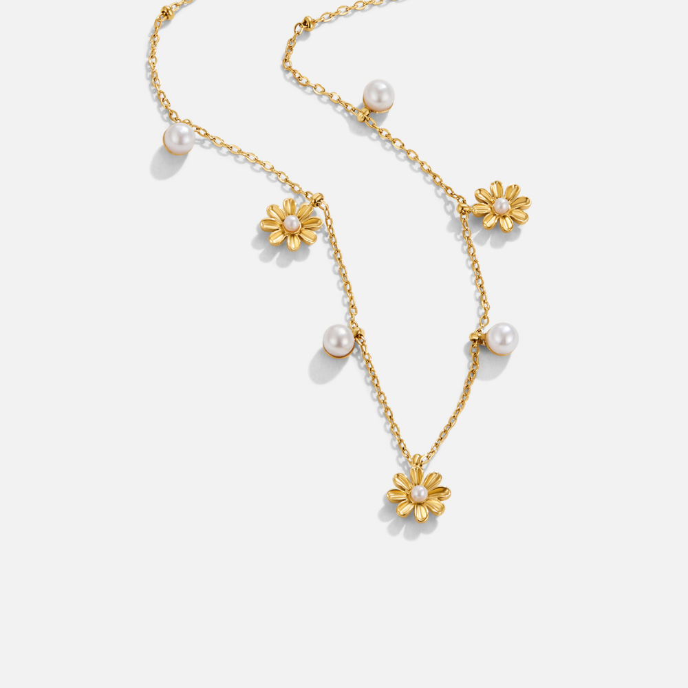 Collar de perlas y flor otoñal