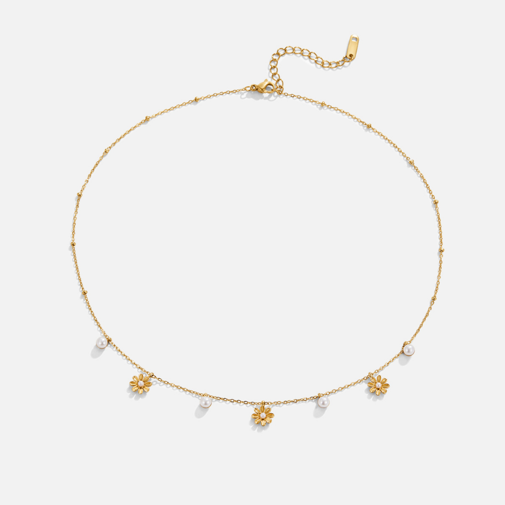 Collar de perlas y flor otoñal