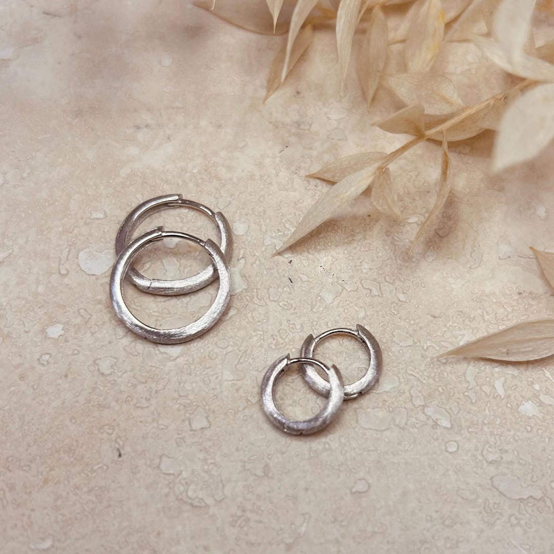 Juego de 2 pares de aros minimalistas de plata cepillada