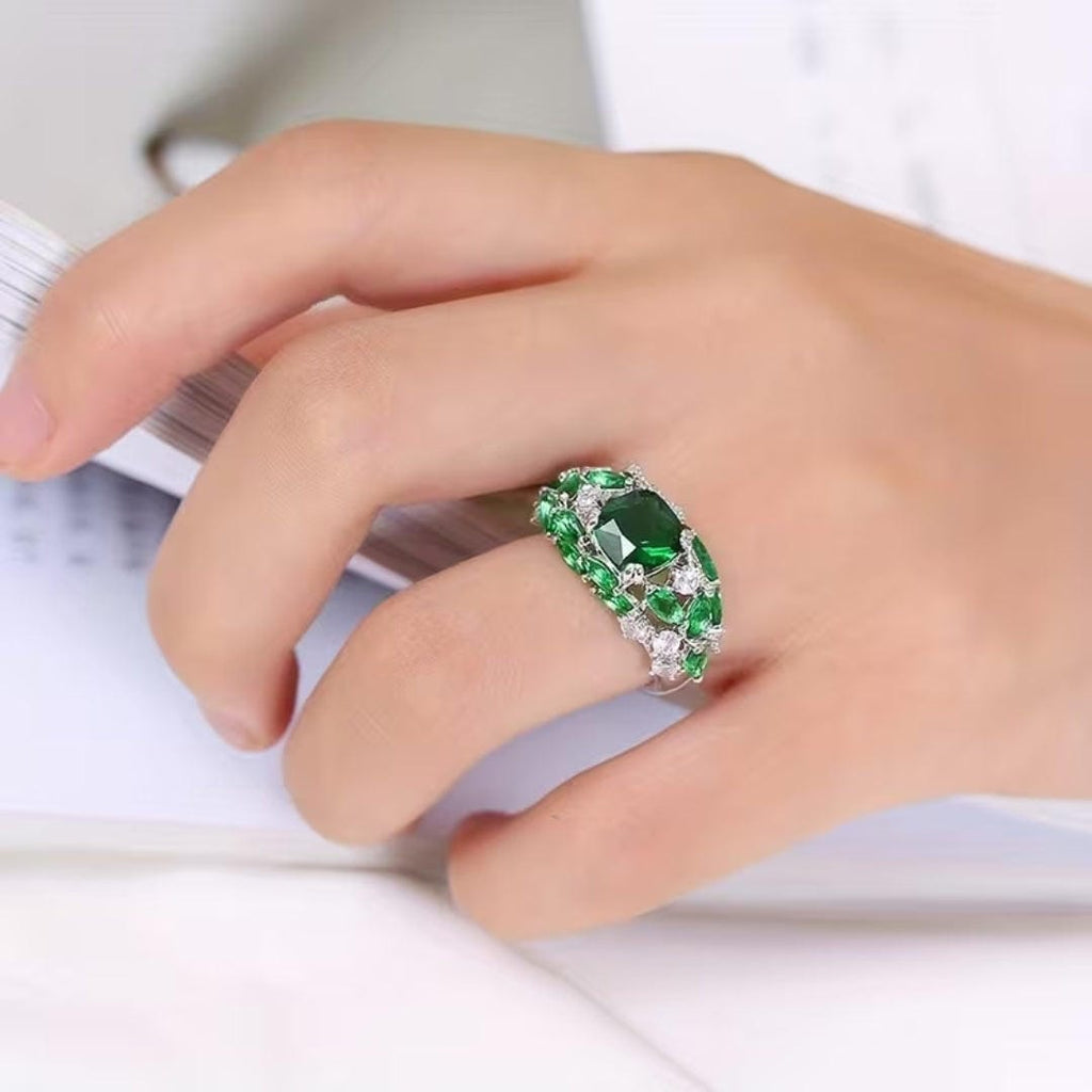 Anillo de racimo floral esmeralda