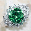 Anillo llamativo Emerald Grand Halo