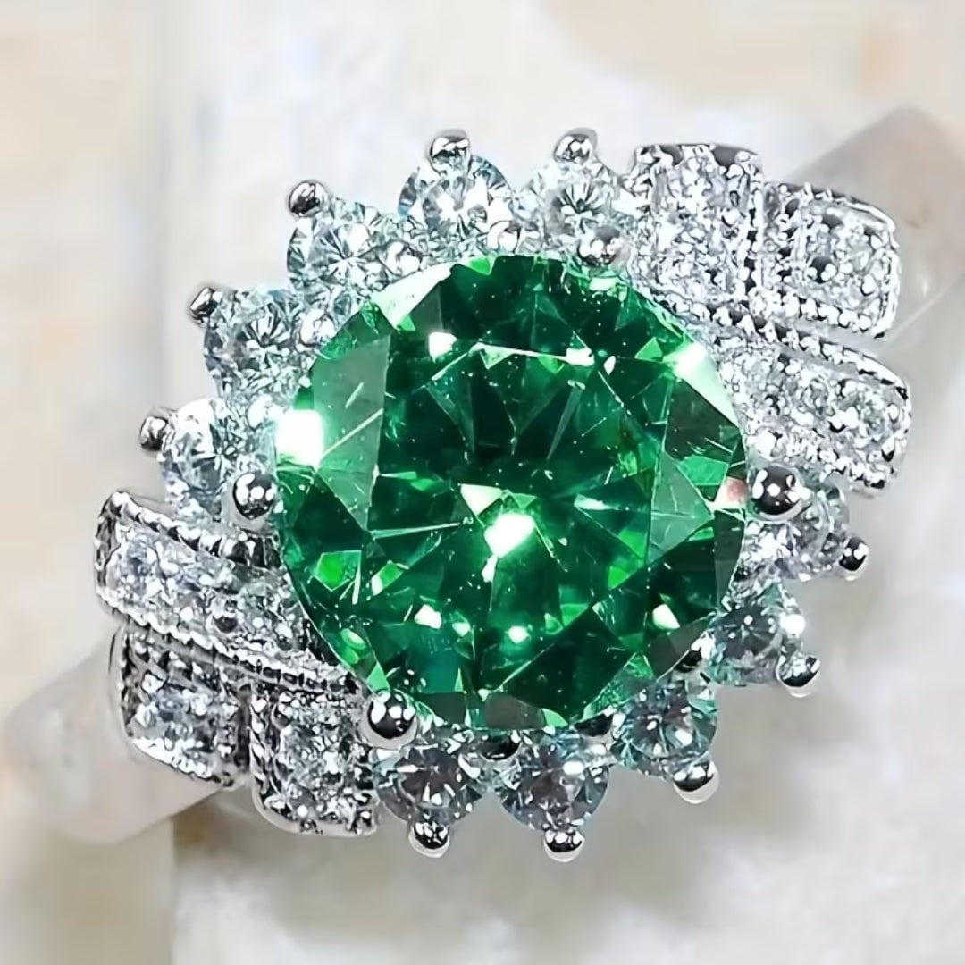 Anillo llamativo Emerald Grand Halo