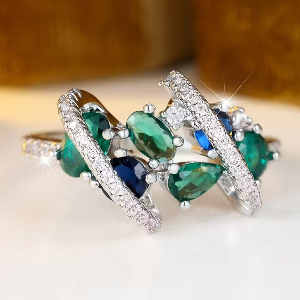 Anillo cruzado de esmeraldas y varias piedras