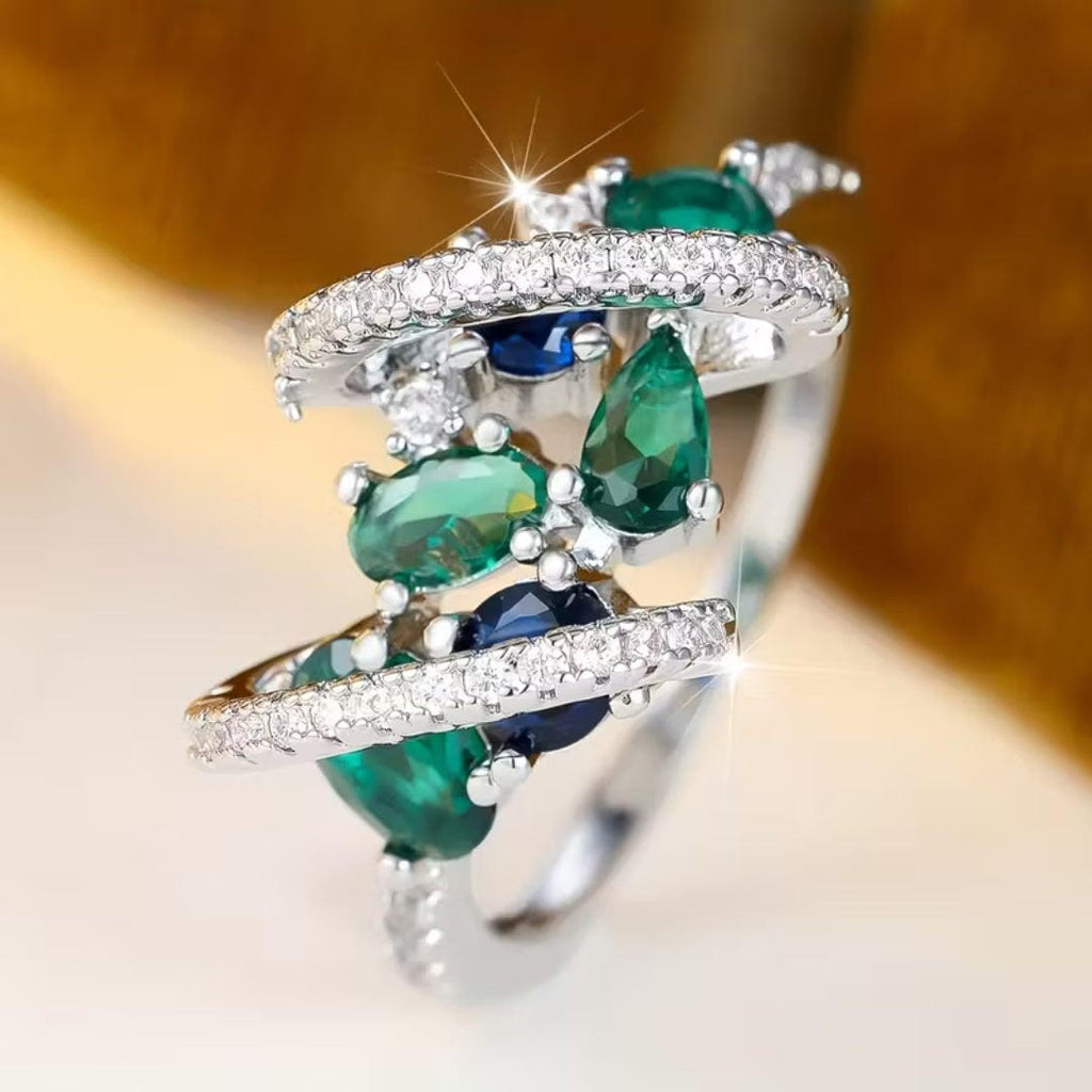 Anillo cruzado de esmeraldas y varias piedras