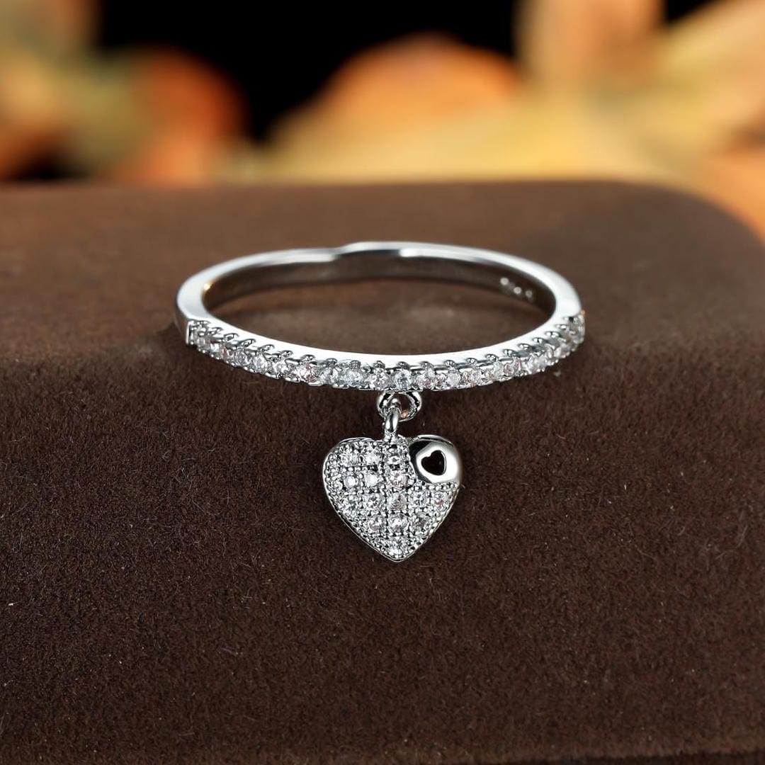 Anillo apilable con dije de corazón pavé