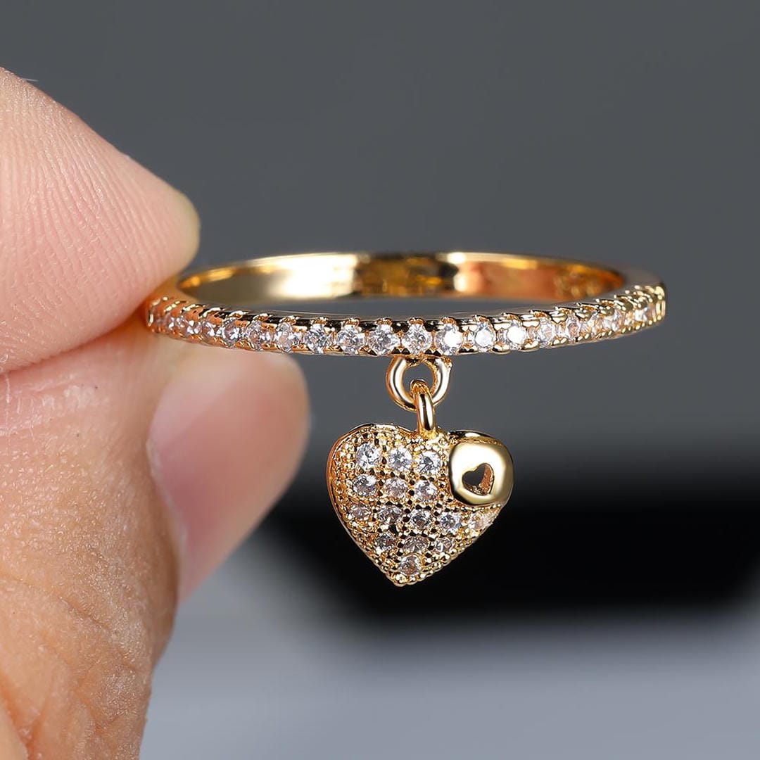 Anillo apilable con dije de corazón pavé