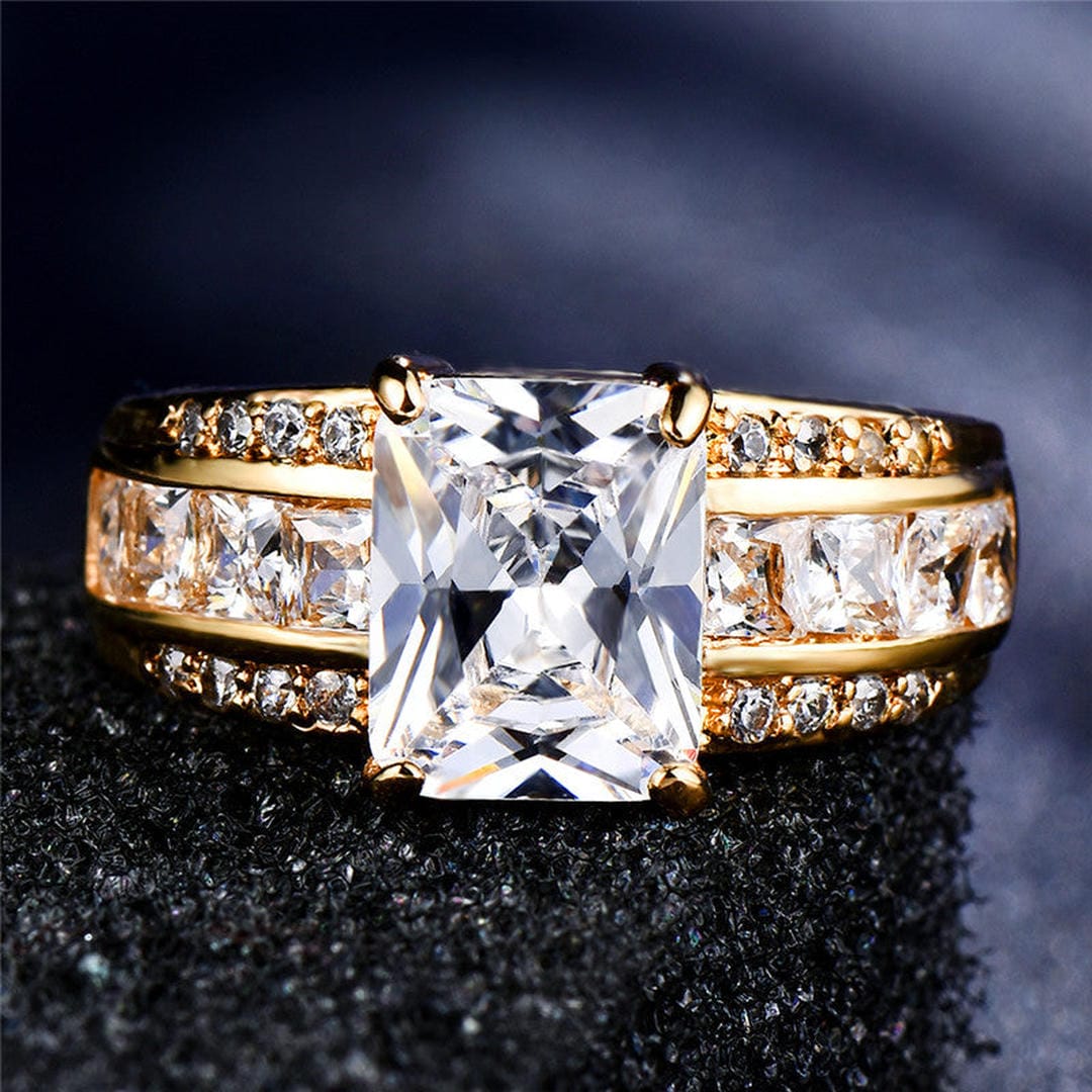 Anillo de piedras preciosas «Elegancia real»