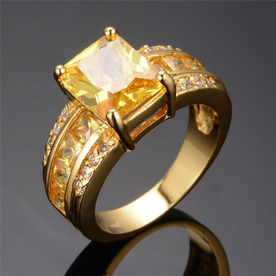 Anillo de piedras preciosas «Elegancia real»