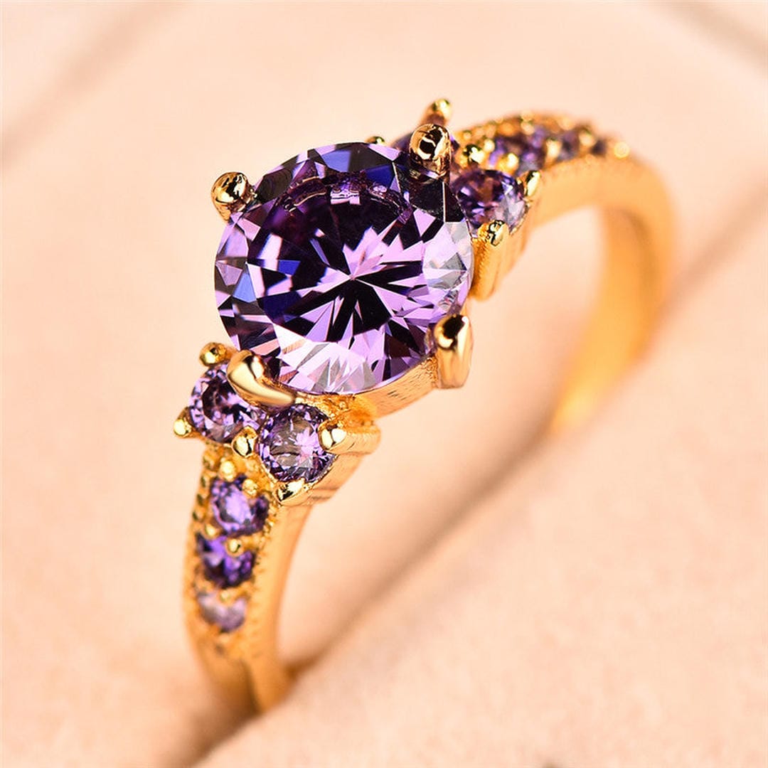 Anillo de acento solitario redondo real