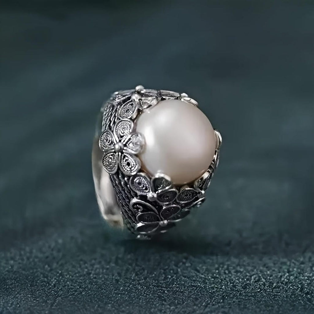 Anillo de cúpula de piedra lunar con filigrana floral