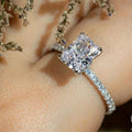 Anillo Radiante de Solitario con Pavé de Cristal