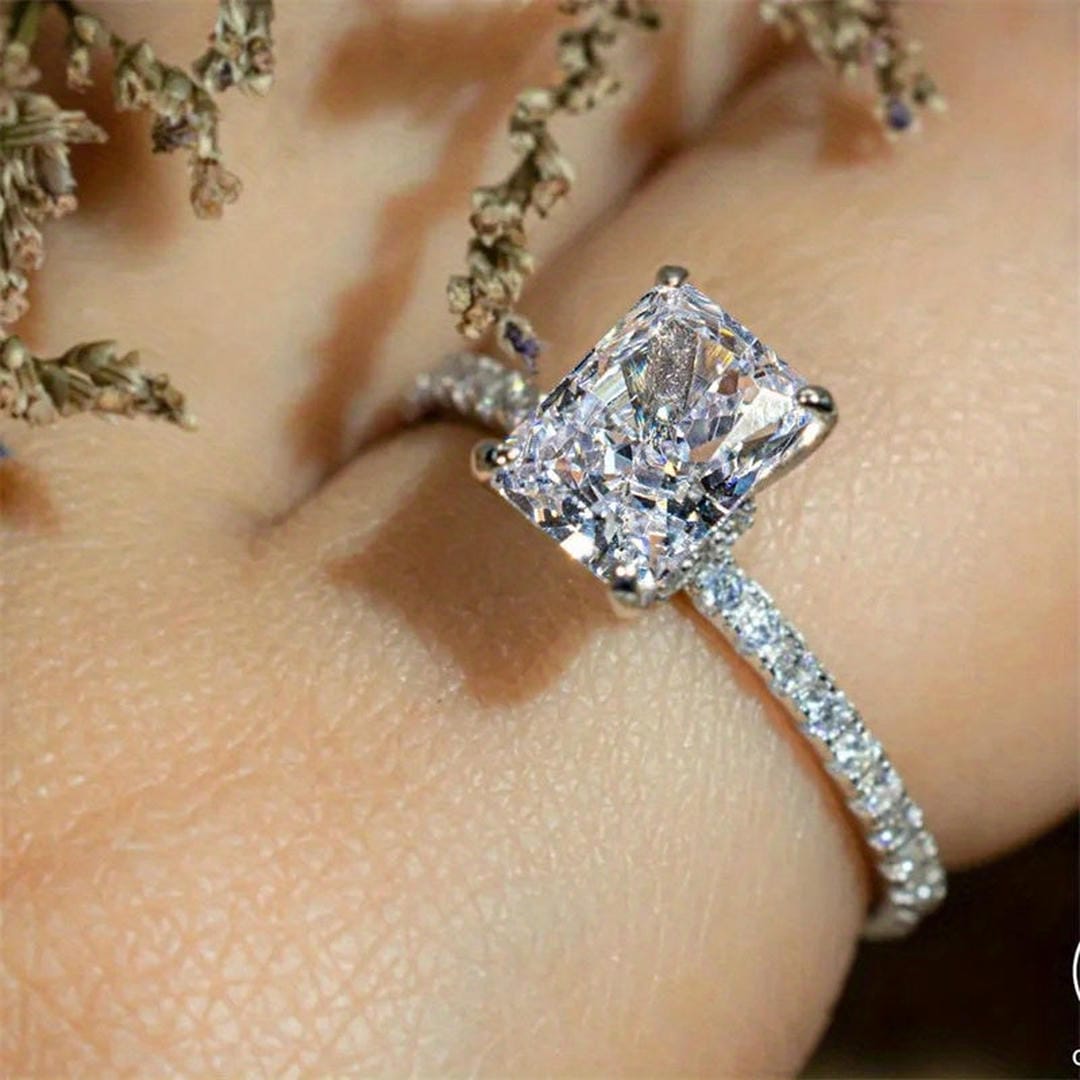 Anillo Radiante de Solitario con Pavé de Cristal
