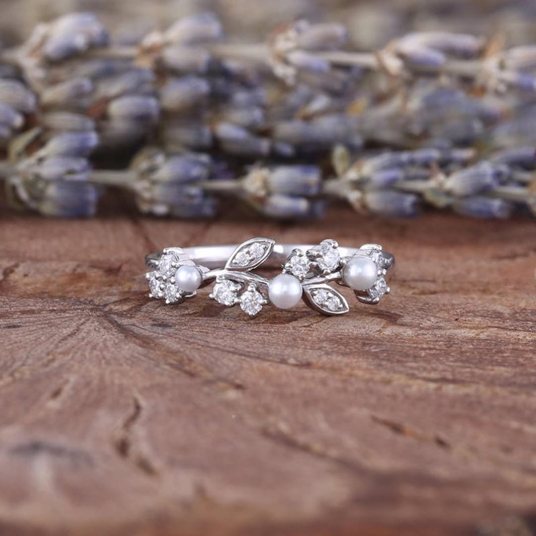 Anillo de Perlas de Agua Dulce y Flores en Rama