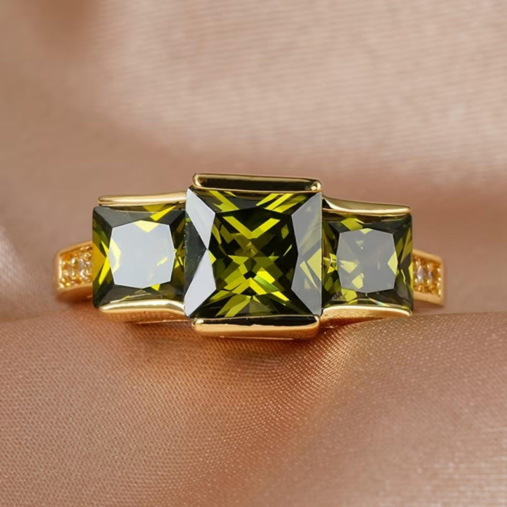 Anillo de tres piedras verde oliva