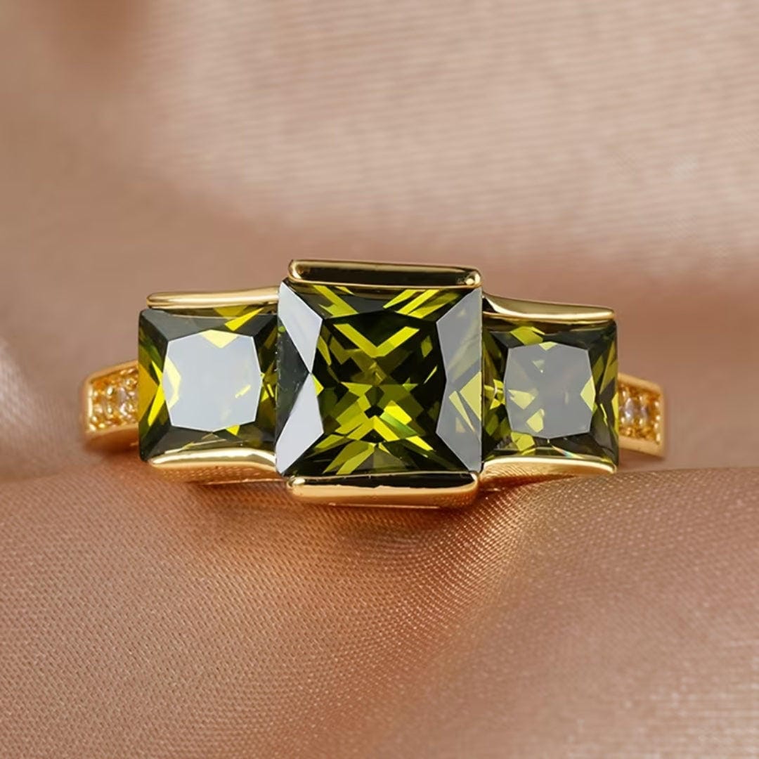 Anillo de tres piedras verde oliva