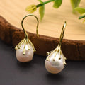 Pendientes colgantes con diseño de flor de oro y perla