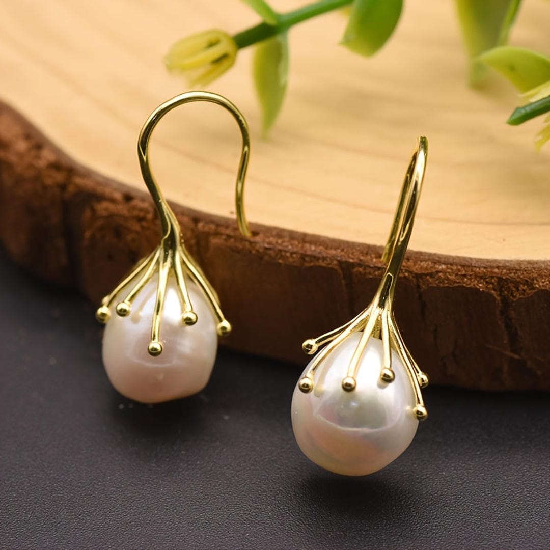 Pendientes colgantes con diseño de flor de oro y perla