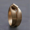 Anillo grueso cepillado Golden Knot