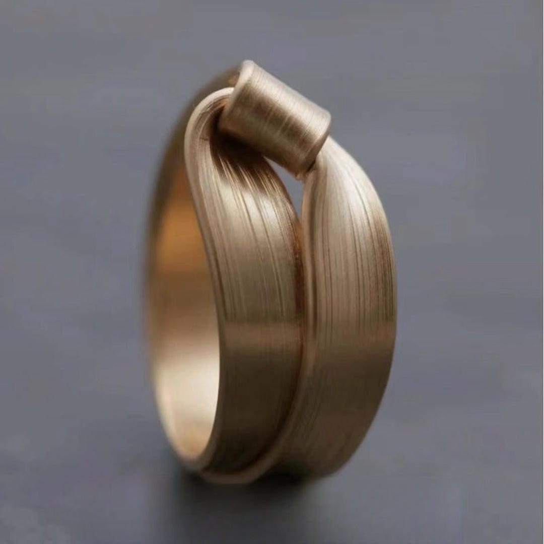 Anillo grueso cepillado Golden Knot