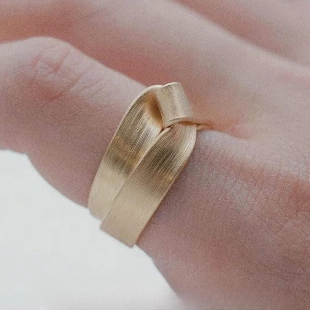 Anillo grueso cepillado Golden Knot