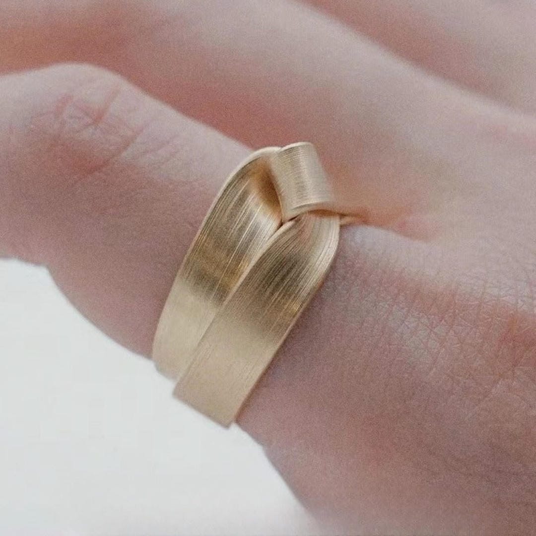 Anillo grueso cepillado Golden Knot