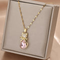 Collar con Colgante Felino de Piedra Rosa y Circonitas