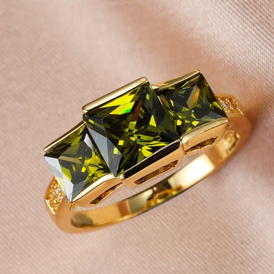 Anillo de tres piedras verde oliva
