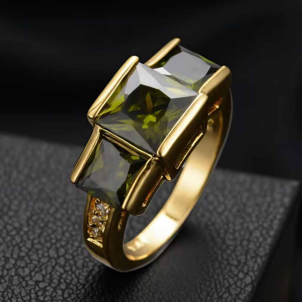 Anillo de tres piedras verde oliva
