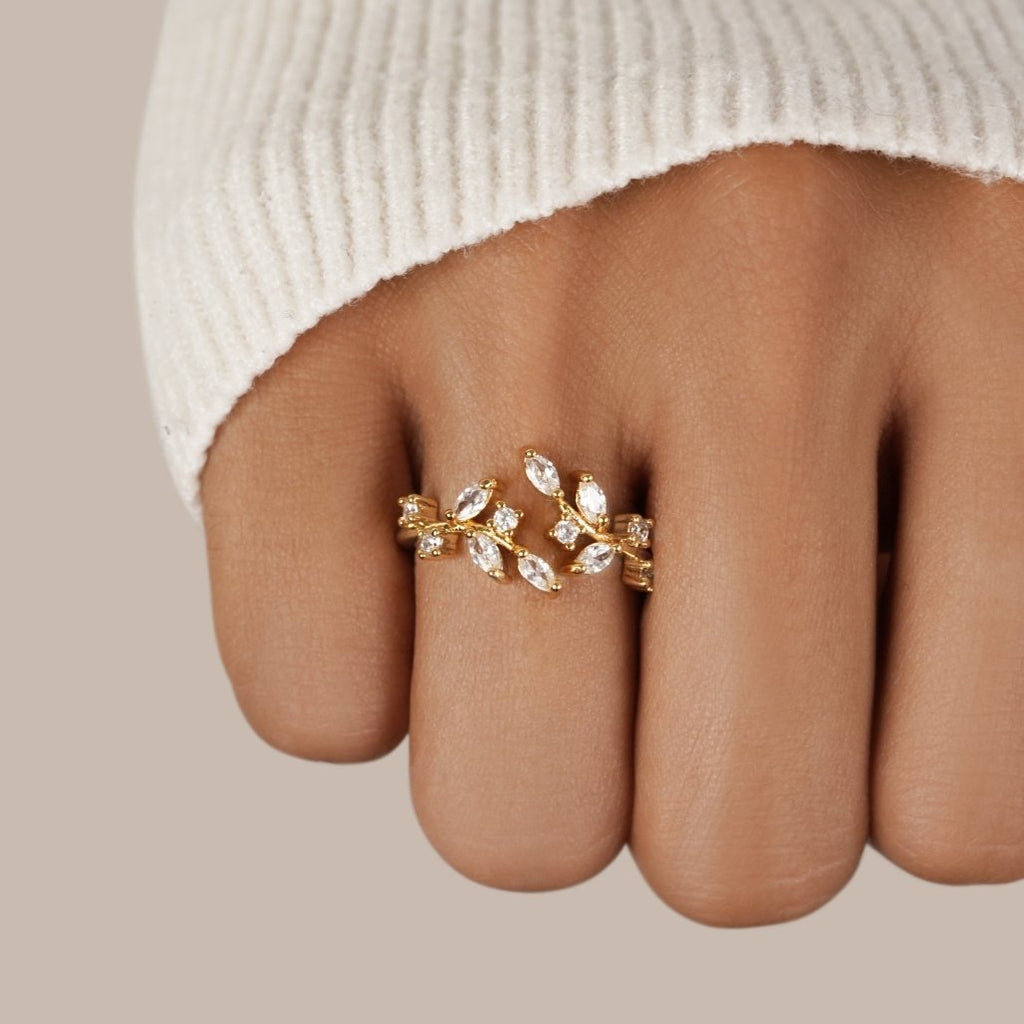 Anillo de Oro 18K con Cristales y Diseño de Vid