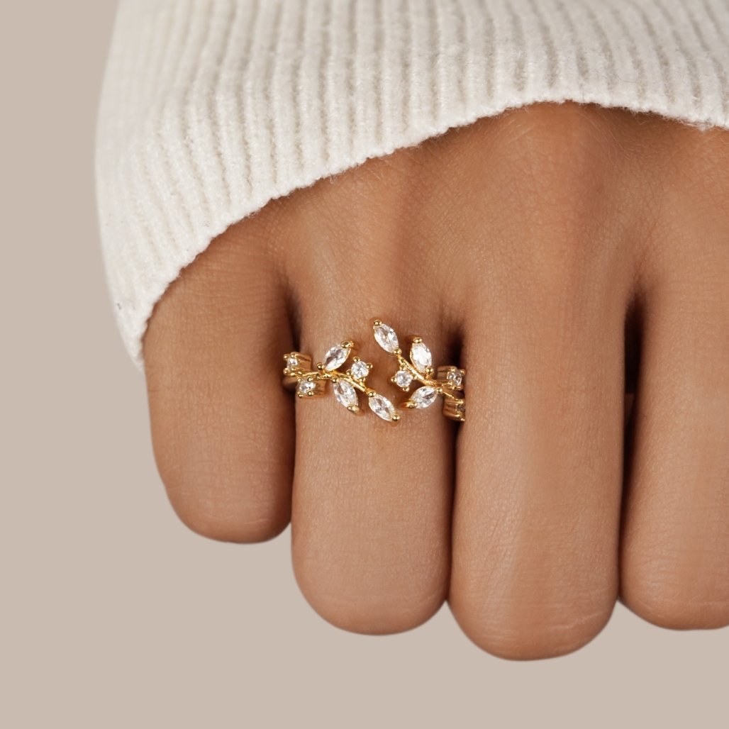 Anillo de Oro 18K con Cristales y Diseño de Vid
