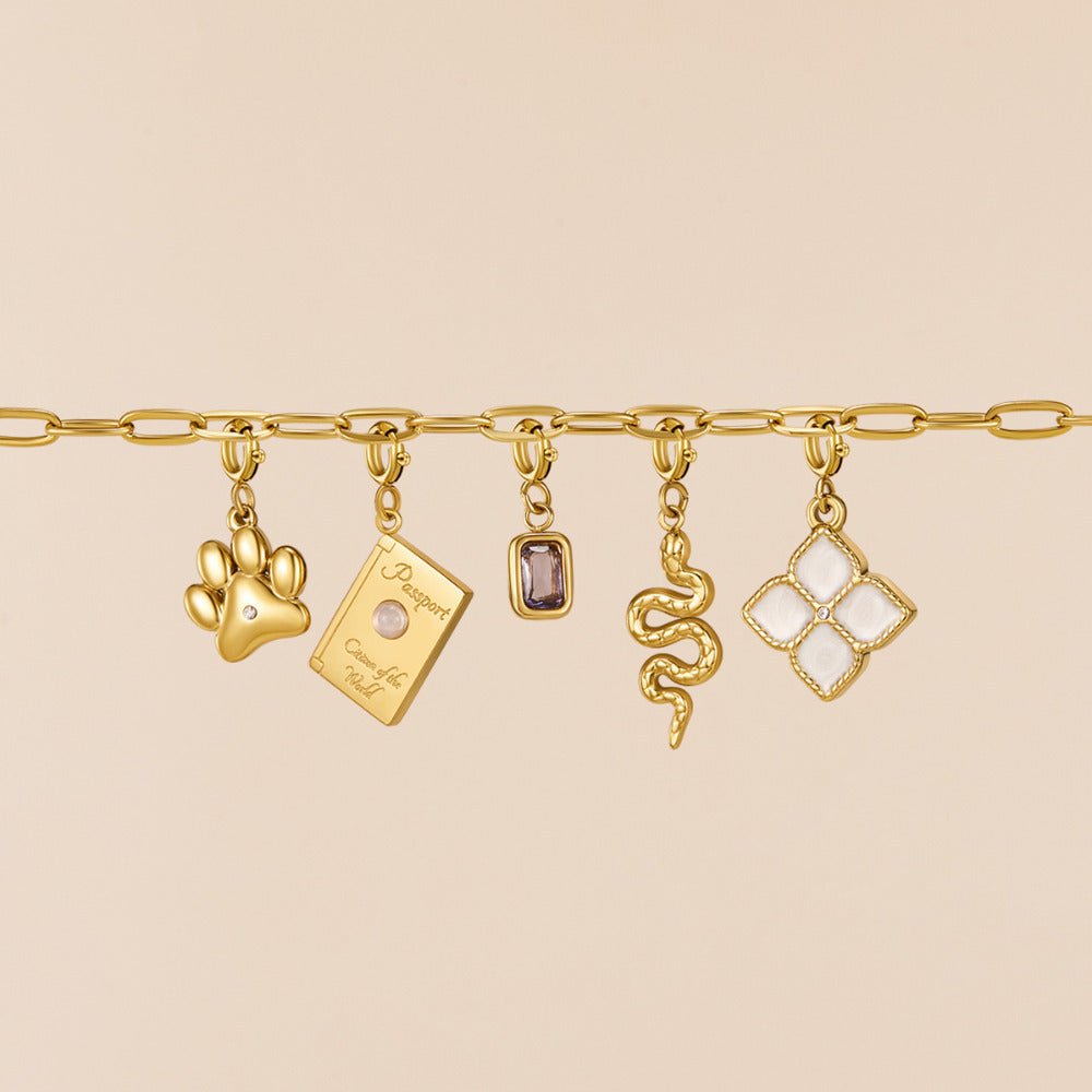 Collar con dije de clip de papel en oro de 18 quilates