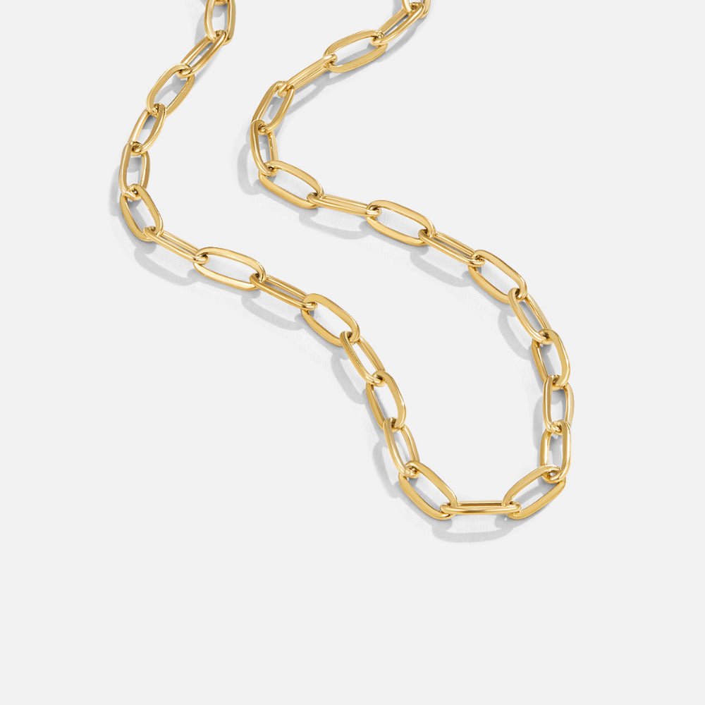 Collar con dije de clip de papel en oro de 18 quilates