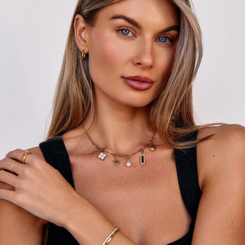 Collar con dije de clip de papel en oro de 18 quilates