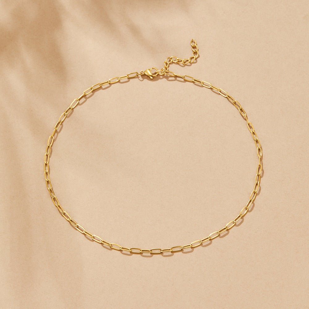 Collar con dije de clip de papel en oro de 18 quilates