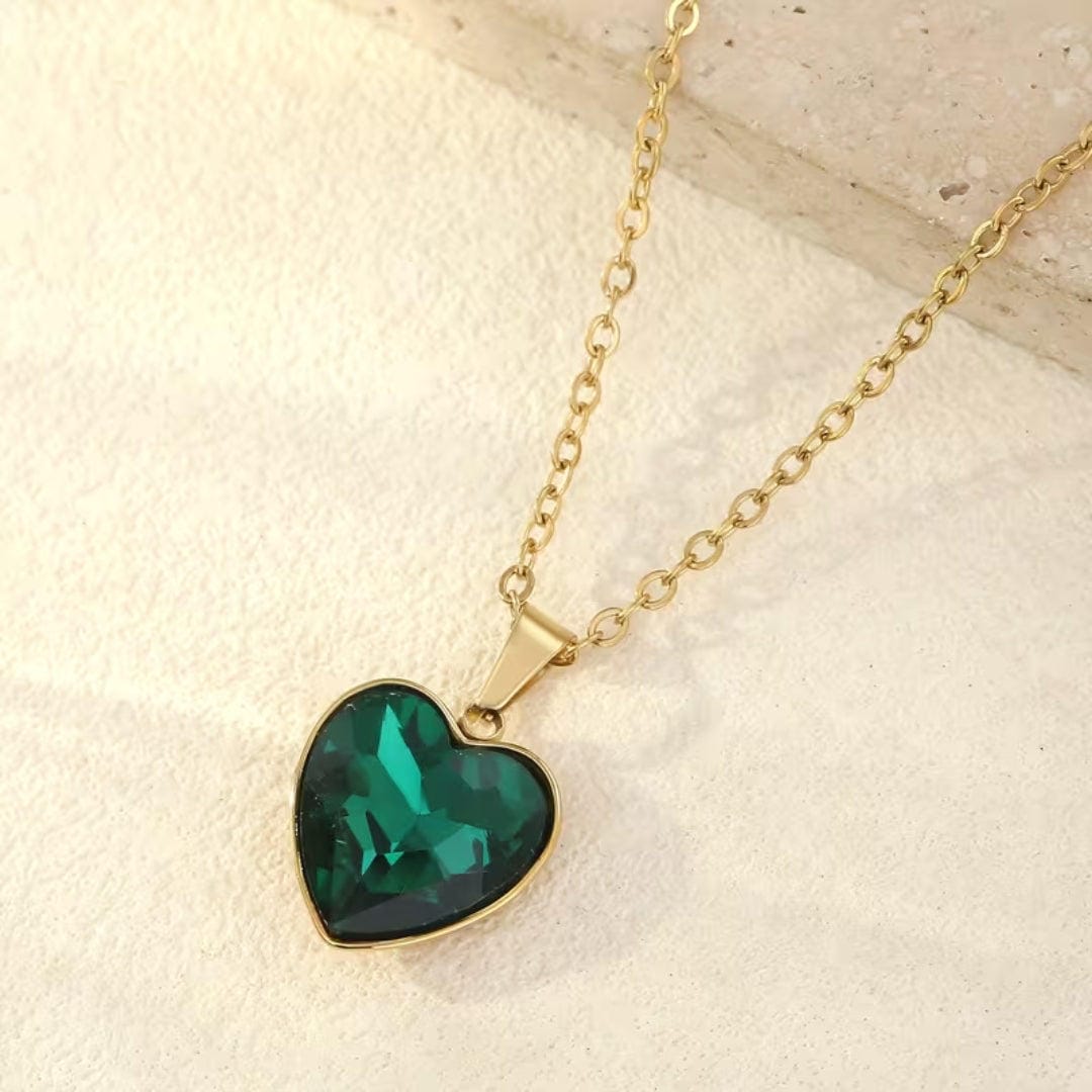 Collar con colgante de corazón de esmeralda
