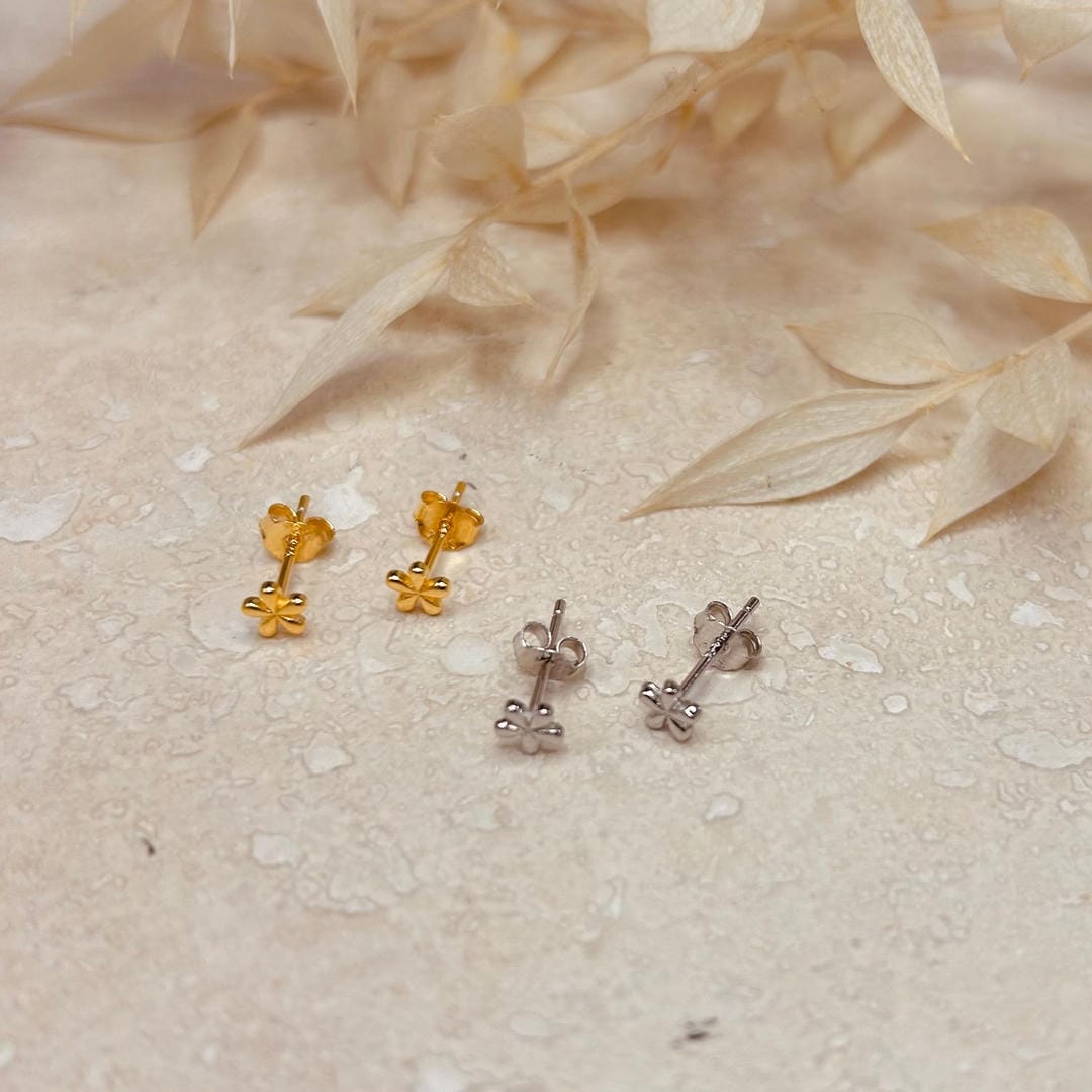 Pendientes de botón de flor dorados o plateados