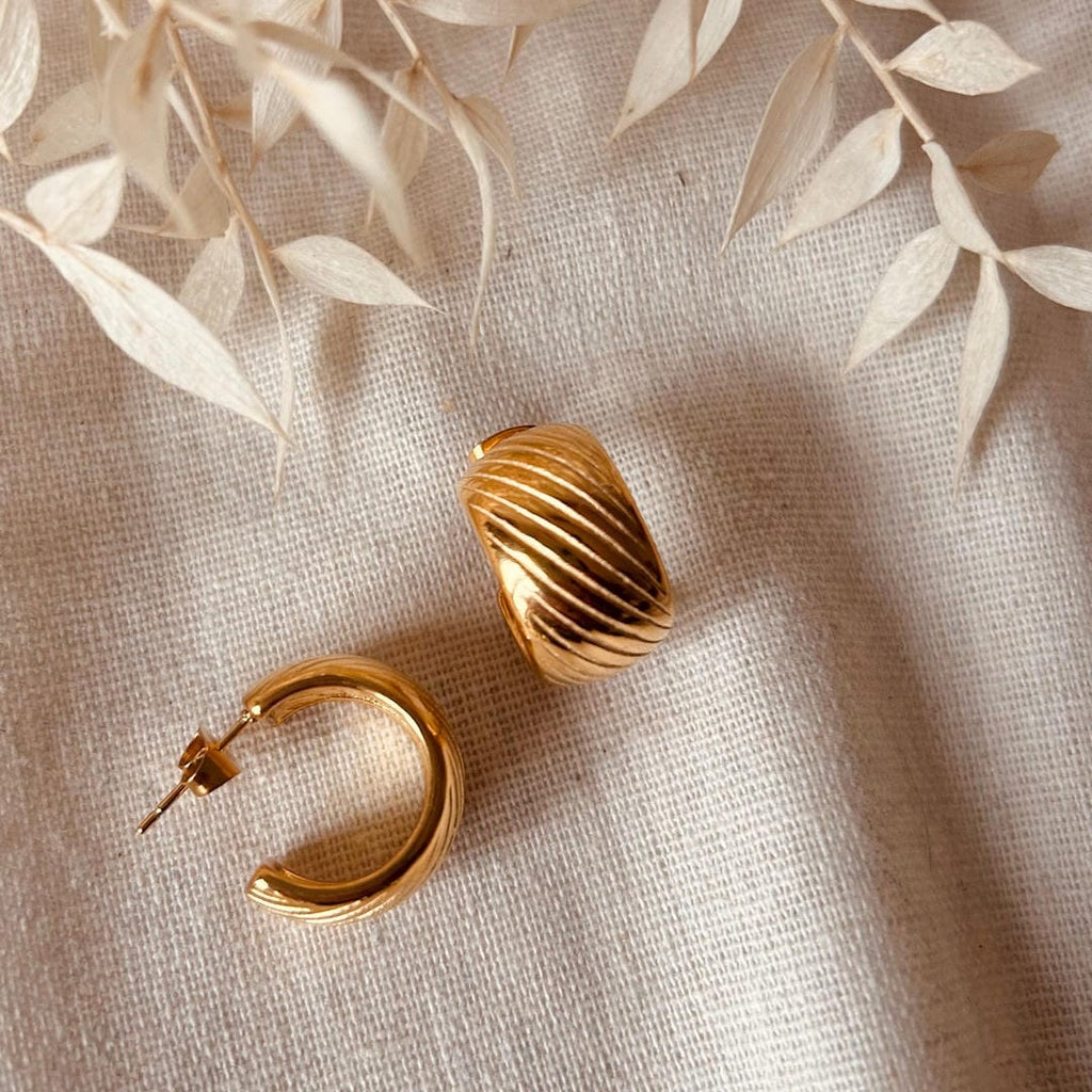 Aretes de aro estriados dorados para el día a día