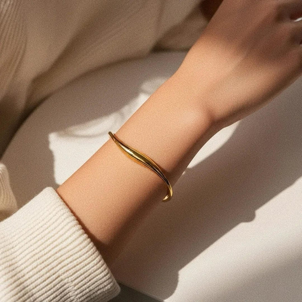 Brazalete Timeless Luxe en espiral dorado