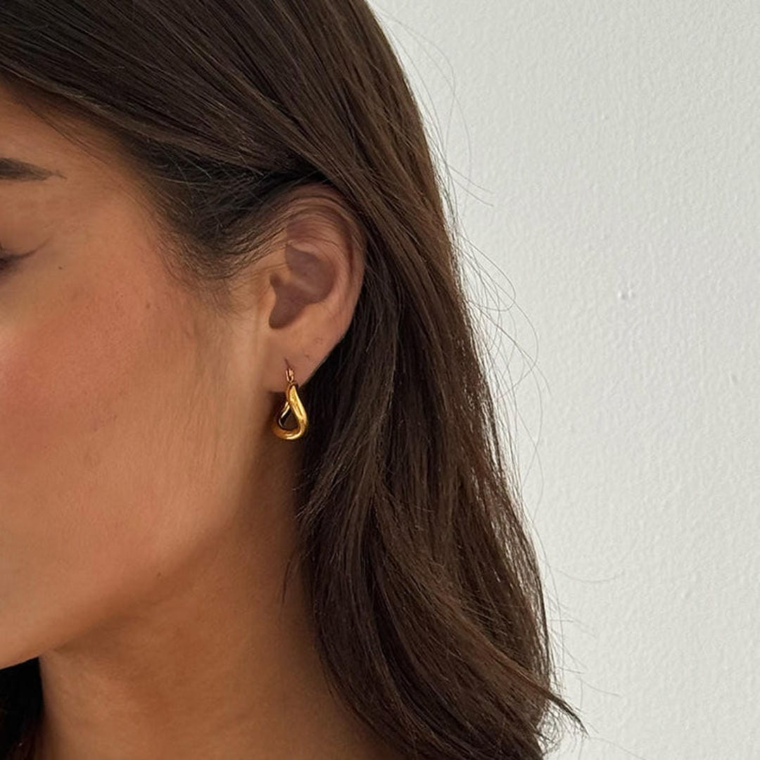 Elegantes pendientes de oro en forma de lágrima