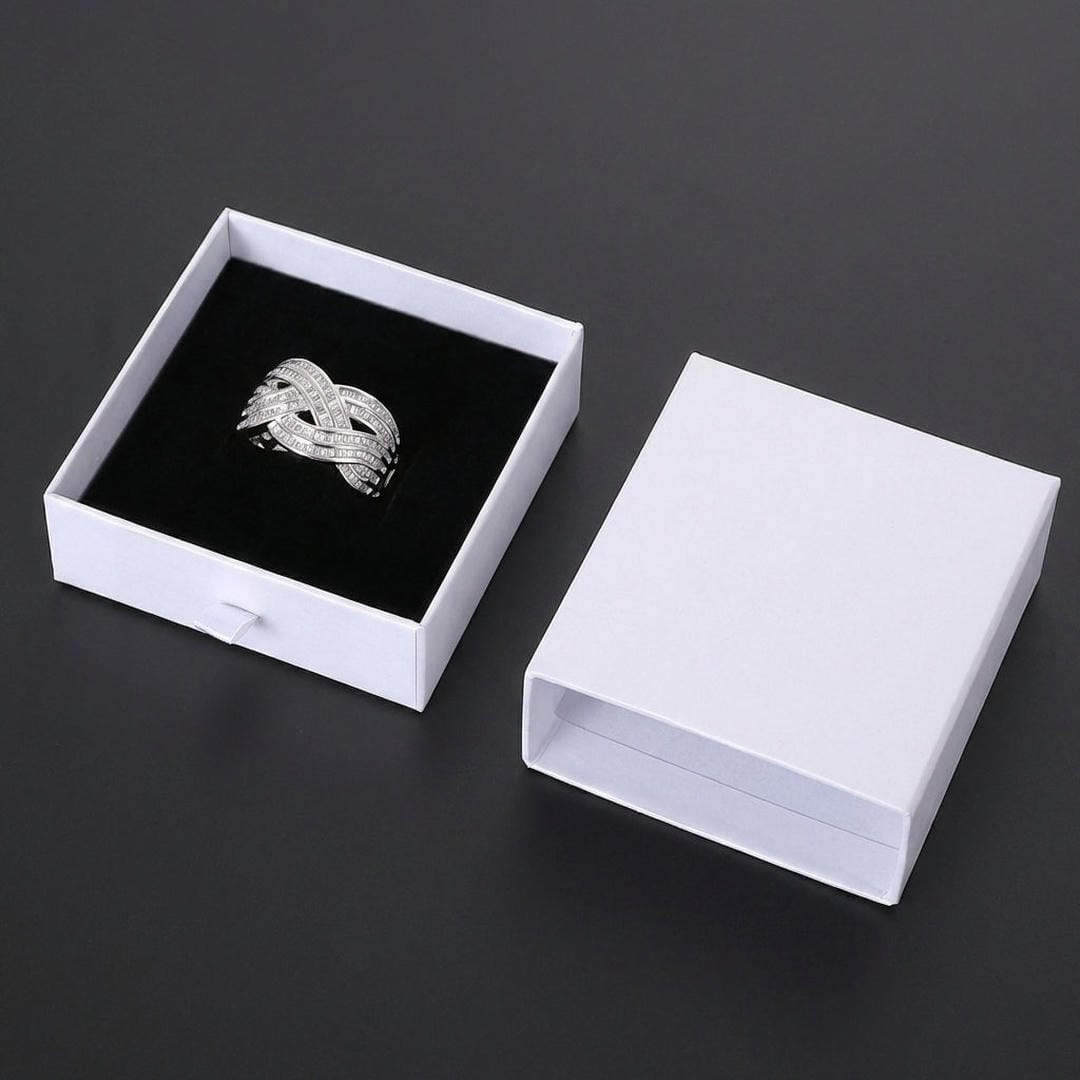 Anillo de circonita con diseño de ondas cruzadas