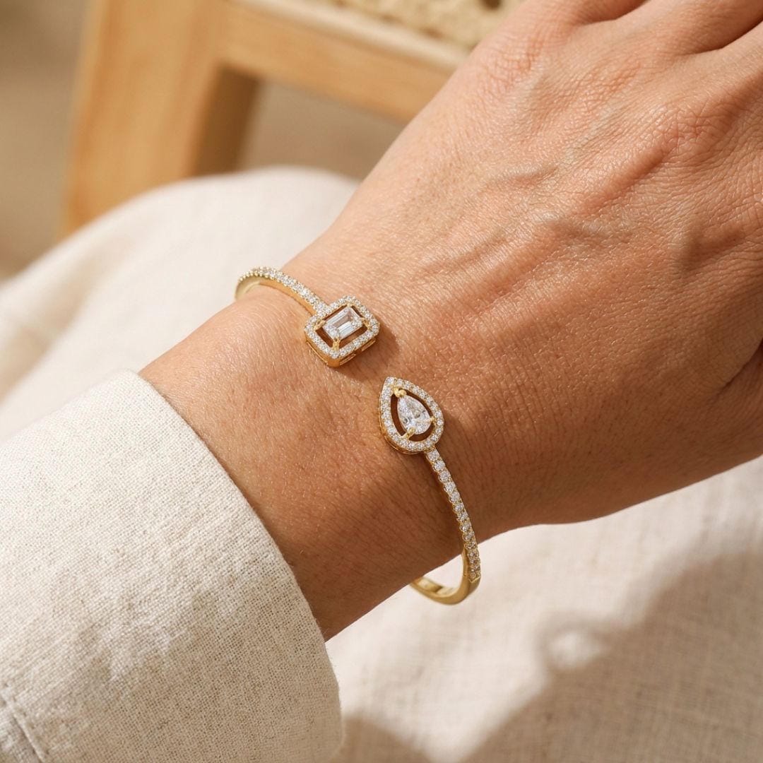 Pulsera de puño abierto con dos piedras de oro