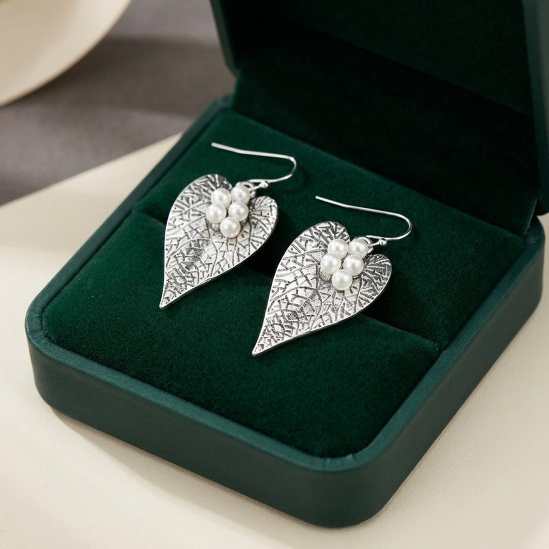 Pendientes colgantes de perlas en racimo con forma de hoja