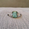 Anillo con acento de cristal corte esmeralda